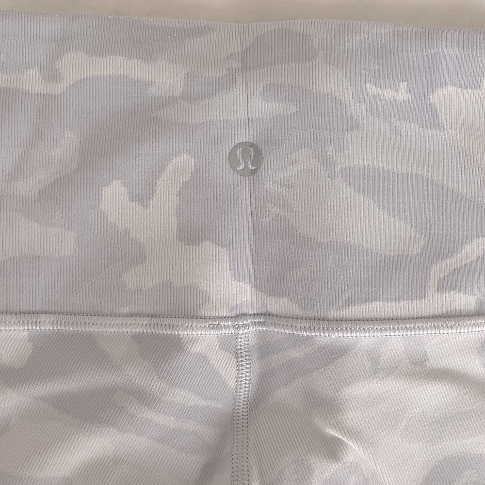 Lululemon white camo wunder under leggings 25” size 2